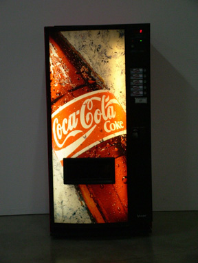 Leopold Kessier 2006年作 Distributeur de boissons。