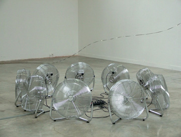 Zilvinas Kempinas 2006年作 Flying Tape 。