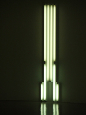Dan Flavin 最重要的Monument for v. Tatlin系列之一 1964。