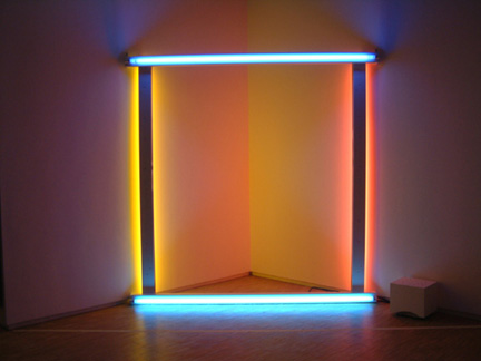 Dan Flavin安置牆角的Untitled - to the - to Donna 1971。