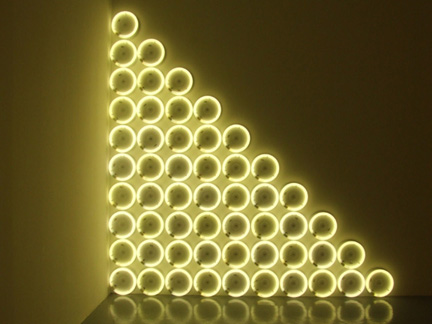 Dan Flavin 別開生面的Untitled - to a man Georg McGovrn I 1972。