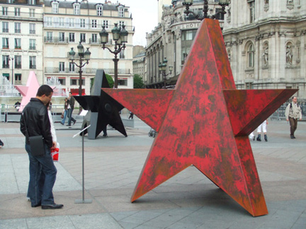 捷克藝術家Zbynak Baladran 的「 Rusty red star」作品。