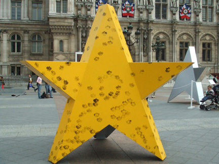 瑞典藝術家Lief Elggren 的「 Royal Star」作品。
