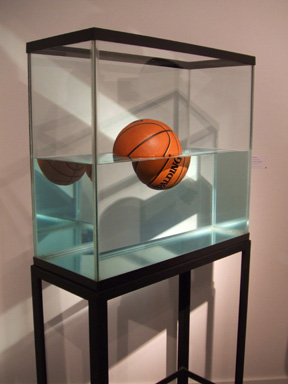 美國最具代表性的新普普藝術家Jeff Koons異想天開的「One ball」作品1985年 。