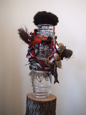 非洲藝術家Pascale Marthine Tayou 充滿原始性的 「Alice」物體雕刻2006年。