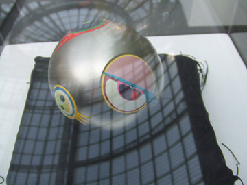 日本藝術家Takashi Murakami 袖珍型的「Eyeball - Palm」雕刻物體 2005年。