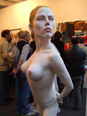 中國藝術家Wang Du充滿性感的「女人」雕刻局部2006年。