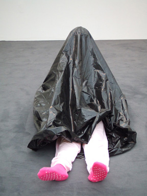 德國藝術家Gregor Schneider幽默之「 Madchen in sack」物體雕塑2004年。