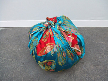 韓國藝術家 Kimsooja「Bottari」物體 2004年。