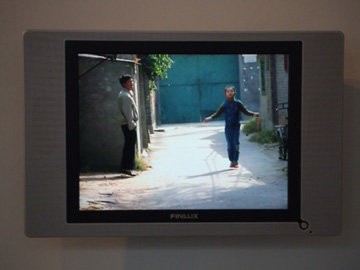 藝術家Artur Klenjan詩意的 「 Skipping」錄影藝術2004年。