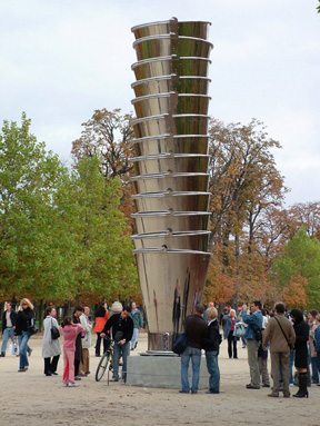 杜樂麗花園印度藝術家Subodh Gupta「A giant leap of faith 」2006年。