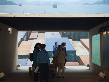 旅居香港的法國藝術家Laurent Gutierrez 及 Valerie Portefaix的影像及錄影 「Back home」裝置作品。