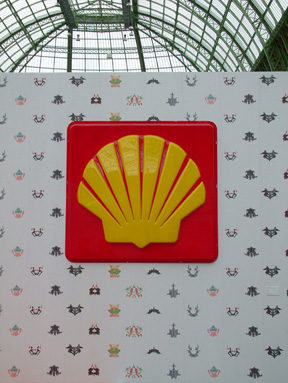 法國藝術家Raymond Hains的 「 Shell 」石油標誌1987年作品。