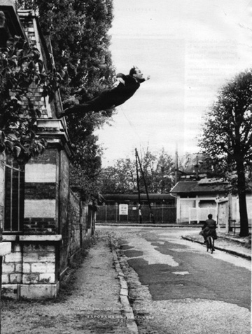 人在空間中或畫家拋向空1960年相片(Harry Shunk拍)。