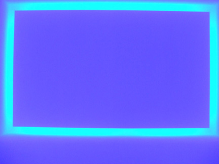 光線與空間探討的James Turrell 1968年的 Raemar Blue光線空間裝置作品。