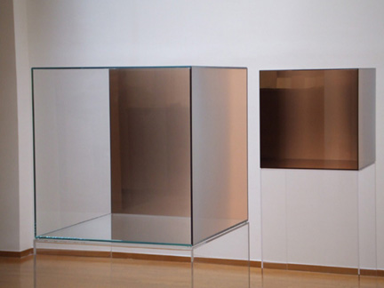光線與空間探討的Larry Bell 2005年 盒子作品50.8 x 50.8 x 50.8公分。