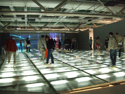 充滿劇場形式裝置的「 MORPHOSIS加州建築展」場景。