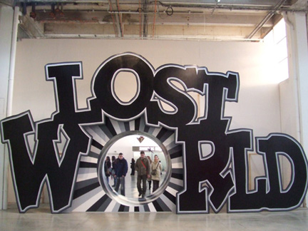 藝術家Saadane Afif 2006年戲劇性的文字及空間裝置「 Lost World」作品。