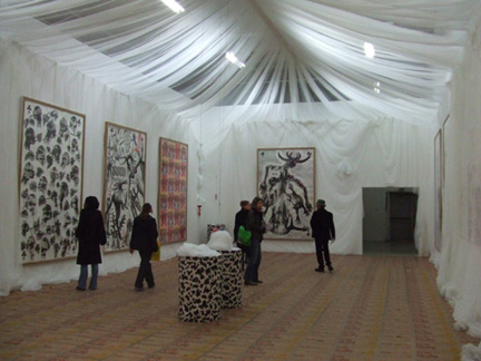 非洲藝術家Barthelemy Toguo 2006年「 Rain on a private garden」裝置全景。
