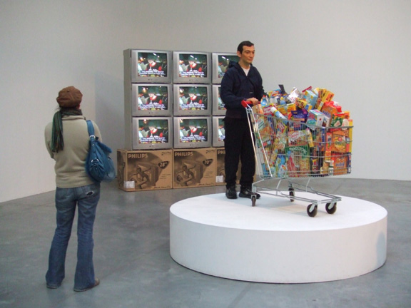 藝術家Matthieu Laurette 2001年諷刺消費社會的「 Moneyback products」作品。