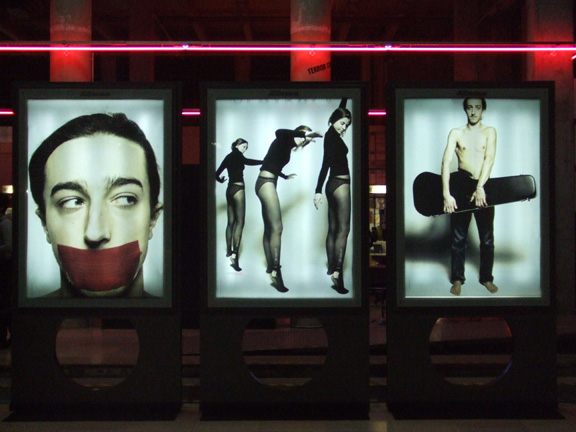 藝術家Nathalie Talec 2006年的廣告看板之 「Promo playback party」作品。