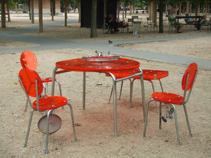 法國藝術家Pierre Lachaud 引人注目地「發出聲音傢俱」 2006年作品。