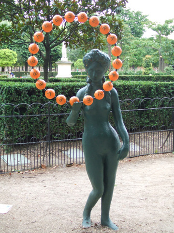 法國藝術家Laurent Cerciat 「夏娃重新撫摸夢想」雕刻裝置2006年作品。