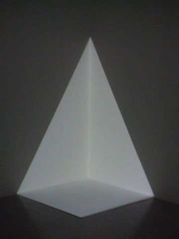 「Alta(White)」光線投射空間建構作品的正面。
