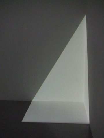 「Alta(White)」光線投射空間建構作品的側面。