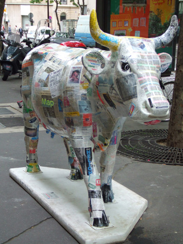 藝術家 Florence Drake del Castillo 的「Cow-cow-rica」貼滿巴黎展覽圖片的牛。