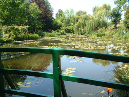 水光瀲艷的池塘,明澈如鏡映照自然美景,在雙重的視覺影像中,展現深邃的想像及空間。