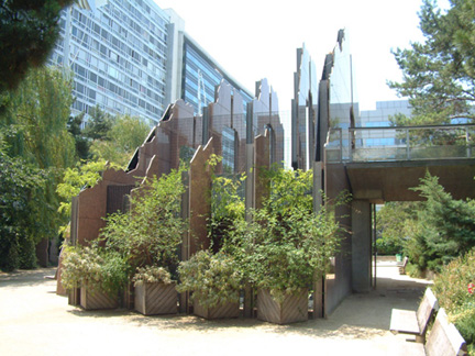 現代化的岩石片建構的別館,貫穿接連青蔥翠綠的林蔭徑。