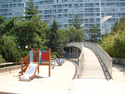 兒童遊樂園特以大西洋為題建構玩具: 木船溜滑梯 海豚遙椅等等,旁邊則是木天橋的入口道。