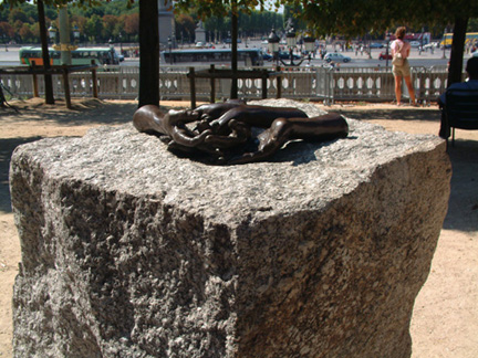 平台上美籍法國老當益壯的藝術家布爾喬亞(Louise Bourgeois)之 歡迎到來( The Wel Coming hands)別開生面的系列,( 1998 年作)。