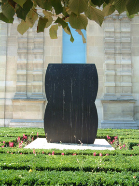 網球美術館後面的美國藝術家克利(Ellsworth Kelly) 的有機極簡抽象 (無題)雕刻(1988 年作)。