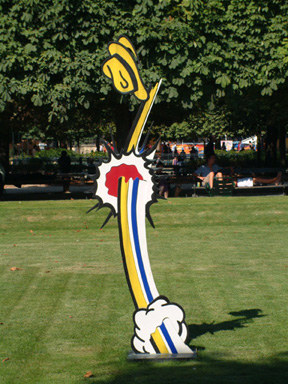 綠草坪上美國著名普普藝術家李奇登斯坦(Roy Lichtenstein)的 贊賞(Coup du Chapeau)幽默風趣的雕刻(1996年作)。