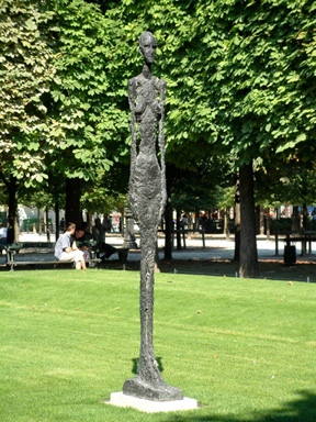 綠草坪上法國存在主義雕刻家傑克梅第(Alberto Giacometti 1901-1966) 大女人 2(Grande Femme II )孤獨無助的形像(1960年 作)。