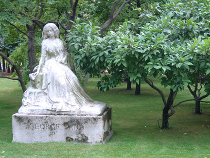 盧森堡觸目都是優美的雕像,共有80幾座包名人雕像園, 這是尊優雅高貴的法國大文學家喬治-桑(George Sand)雕像。