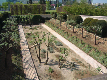 這是充滿想像空間的銀色花園全景，宛若日本園林。