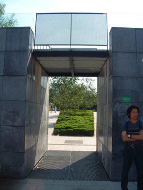 建築形式的運河廊道，將人們引向詩情畫意的變動自然園林。