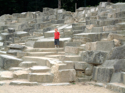 高低起伏的地形成為喬治 巴桑公園最具變化的公園形式, 其中以最大膽的岩石砌立石壁最為壯觀。