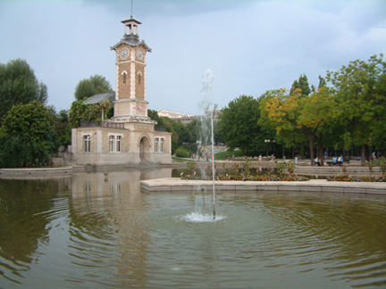 整座公園以古色古香的鐘樓環繞在水光幻影的噴泉池塘為核心。