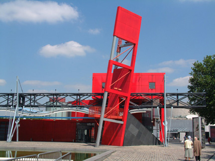整座公園在完美幾何流線建築形式裡， 展現出很具體的觀念、又很具體之結構。