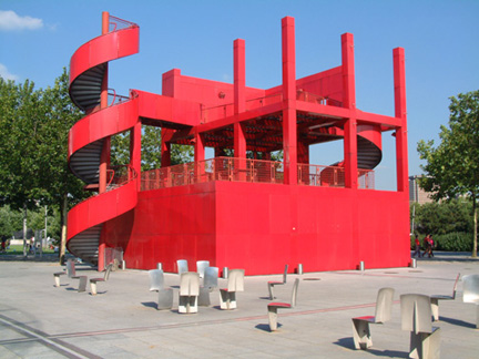 鮮紅色的結構性建築物有實、有空、有紀念碑、 瀑布、眺望台等等既具觀念性、結構性及視覺效果。