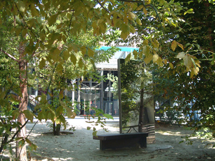 園中有別開生面的三大美妙遨遊園，其中以迷魂陣的鏡子園最迷惑人。
