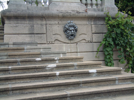 馬蹄形欄杆寬廣平台正前方一座大樓梯，引向深藍色為主奏的園林與大溫室。