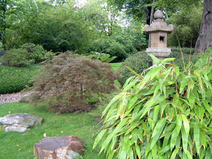 馬蹄形欄杆寬廣平台左側則是一小座日式庭園，日式燈台及細竹造景成形。