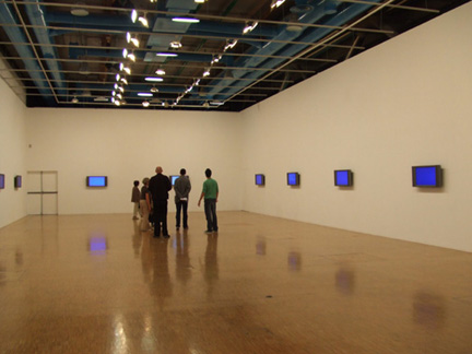315展覽室展出2005年杜象獎的得主法國年輕藝術家Claude Closky 的「跑圓場」 (Manege)錄影藝術裝置展。