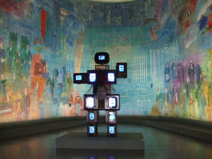 巴黎市立現代美術館中Dufy1937年所製作的「電的魔力」中間一座Nam June-Paik 1989年的Olympe de Gouges 機械人電視錄影藝術作品。