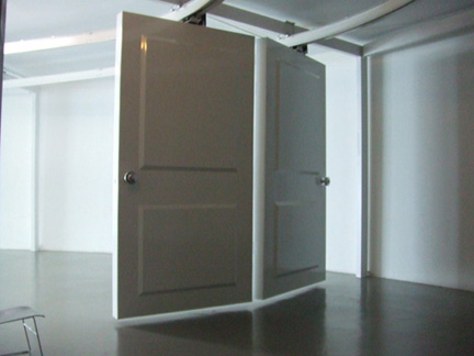 法國當今最重要的藝術家Pierre Huyghe於2006年初 巴黎市立現代美術館開幕個展中別開生面的裝置「Gates」作品。